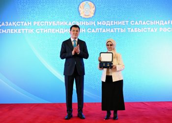 Мемлекеттік кеңесші Президент атынан «Халық қаһарманы» Бауыржан Момышұлының туыстарына Алтын жұлдыз бен «Отан» орденін тапсырды