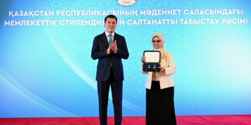 Мемлекеттік кеңесші Президент атынан «Халық қаһарманы» Бауыржан Момышұлының туыстарына Алтын жұлдыз бен «Отан» орденін тапсырды