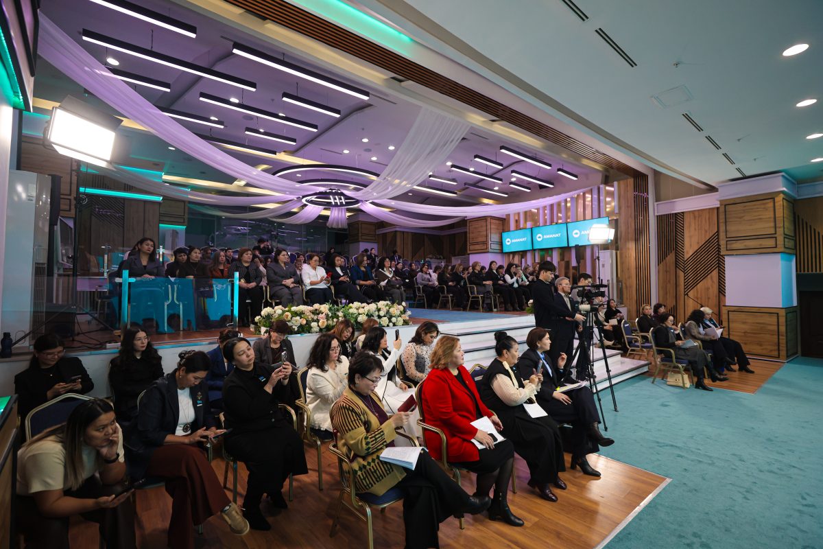 Негізгі заңға әйелдер көзқарасы: «AMANAT» партиясының Әйелдер қанаты жаңа Конституция жобасын әзірлеуге атсалысуда