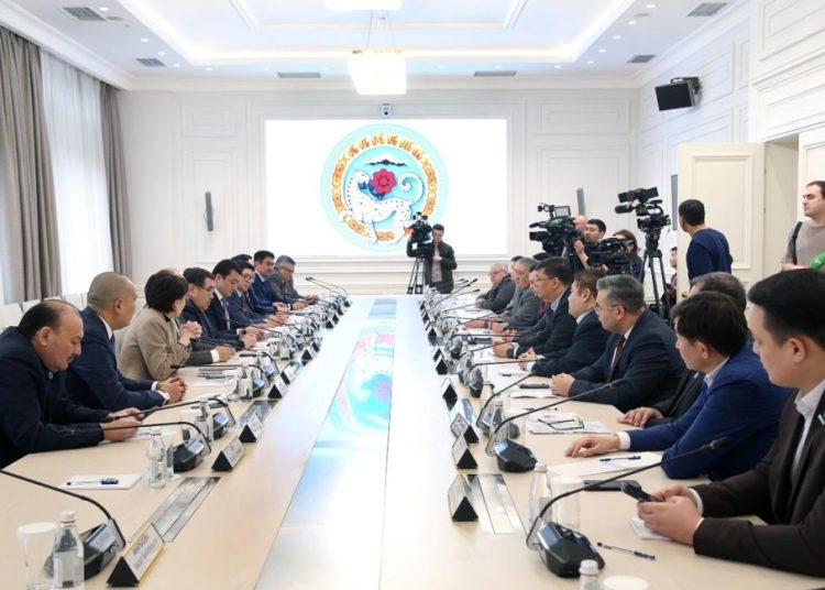 Алматыда конституциялық түзетулер қолдау тауып, олардың мәні түсіндірілді