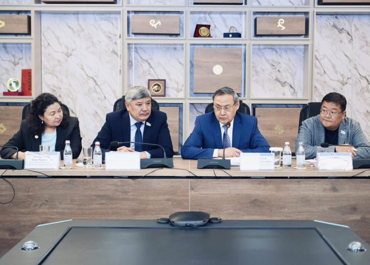 «КОНСТИТУЦИЯНЫ ЖҮЙЕЛІ ЖАҢҒЫРТУДЫҢ ҒЫЛЫМИ НЕГІЗДЕРІ» ТАҚЫРЫБЫНДА ДӨҢГЕЛЕК ҮСТЕЛ ӨТТІ