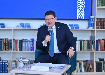 Абай облысының әкімі ақын-жазушылармен жүздесіп, жаңа ән байқауын жариялады