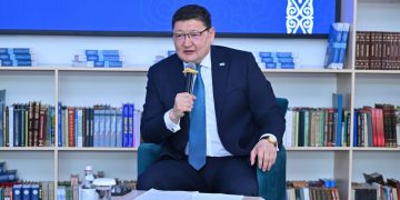 Абай облысының әкімі ақын-жазушылармен жүздесіп, жаңа ән байқауын жариялады