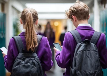 Оқу-ағарту министрлігіне мектептерде смартфондарды пайдалануға толық тыйым салу құзыреті берілмек