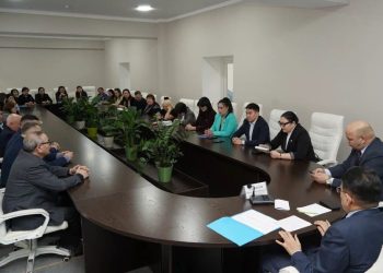 АБАЙ ОБЛЫСЫ МӘСЛИХАТЫНЫҢ ТӨРАҒАСЫ ШАЛҚАР БАЙБЕКОВ ПЕН КОЛЛЕДЖ ДИРЕКТОРЛАРЫ АРАСЫНДА КОНСТИТУЦИЯ ЖОБАСЫНА ҚАТЫСТЫ АШЫҚ ДИАЛОГ ӨТТІ