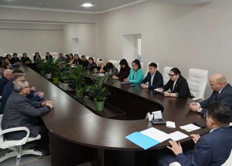 АБАЙ ОБЛЫСЫ МӘСЛИХАТЫНЫҢ ТӨРАҒАСЫ ШАЛҚАР БАЙБЕКОВ ПЕН КОЛЛЕДЖ ДИРЕКТОРЛАРЫ АРАСЫНДА КОНСТИТУЦИЯ ЖОБАСЫНА ҚАТЫСТЫ АШЫҚ ДИАЛОГ ӨТТІ