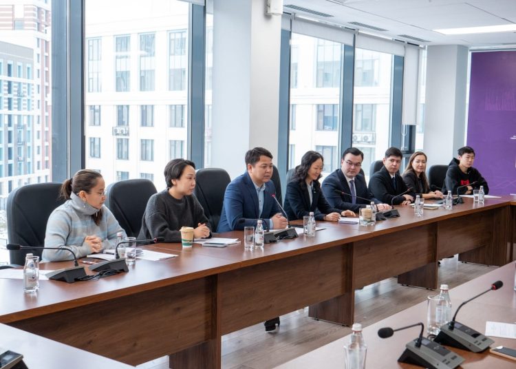 Ұлттық волонтерлік желі өкілдері қазақстандықтарды жаңа Конституция жобасын қолдауға шақырды