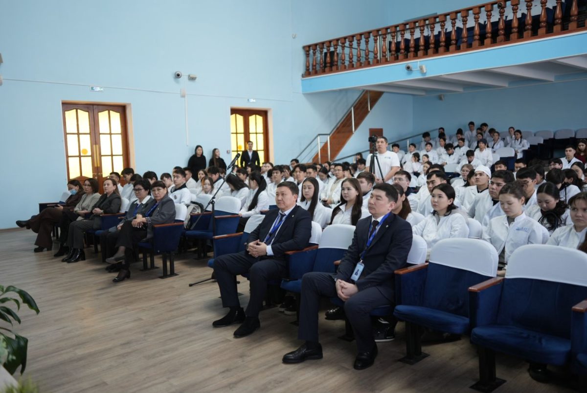 Жаңа Конституция жобасы аясында медицина қызметкерлерінің мәртебесі талқыланды: болашақ дәрігерлермен кездесу