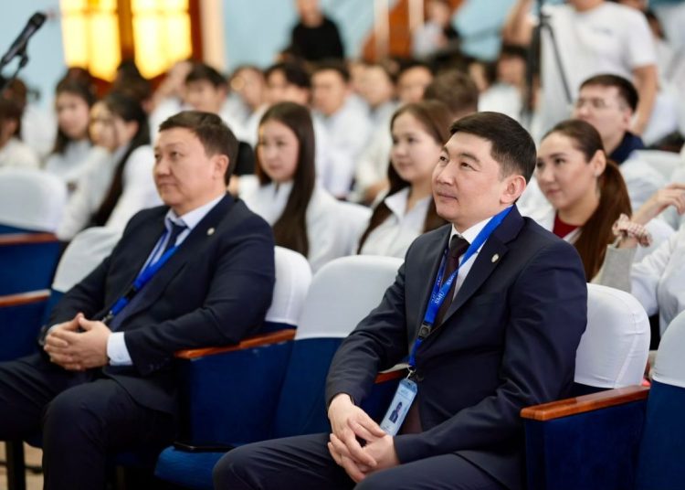 Жаңа Конституция жобасы аясында медицина қызметкерлерінің мәртебесі талқыланды: болашақ дәрігерлермен кездесу