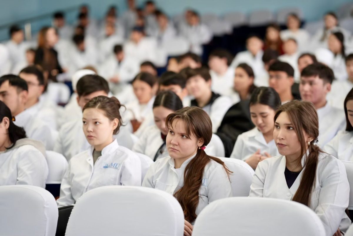 Жаңа Конституция жобасы аясында медицина қызметкерлерінің мәртебесі талқыланды: болашақ дәрігерлермен кездесу