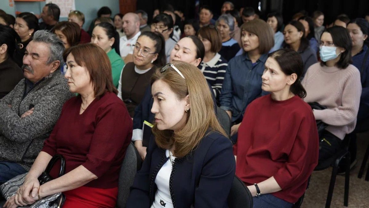 СЕМЕЙДЕ ШЫҒАРМАШЫЛЫҚ САРАЙ ҰЖЫМЫМЕН КОНСТИТУЦИЯ ЖОБАСЫ БОЙЫНША КЕЗДЕСУ ӨТТІ