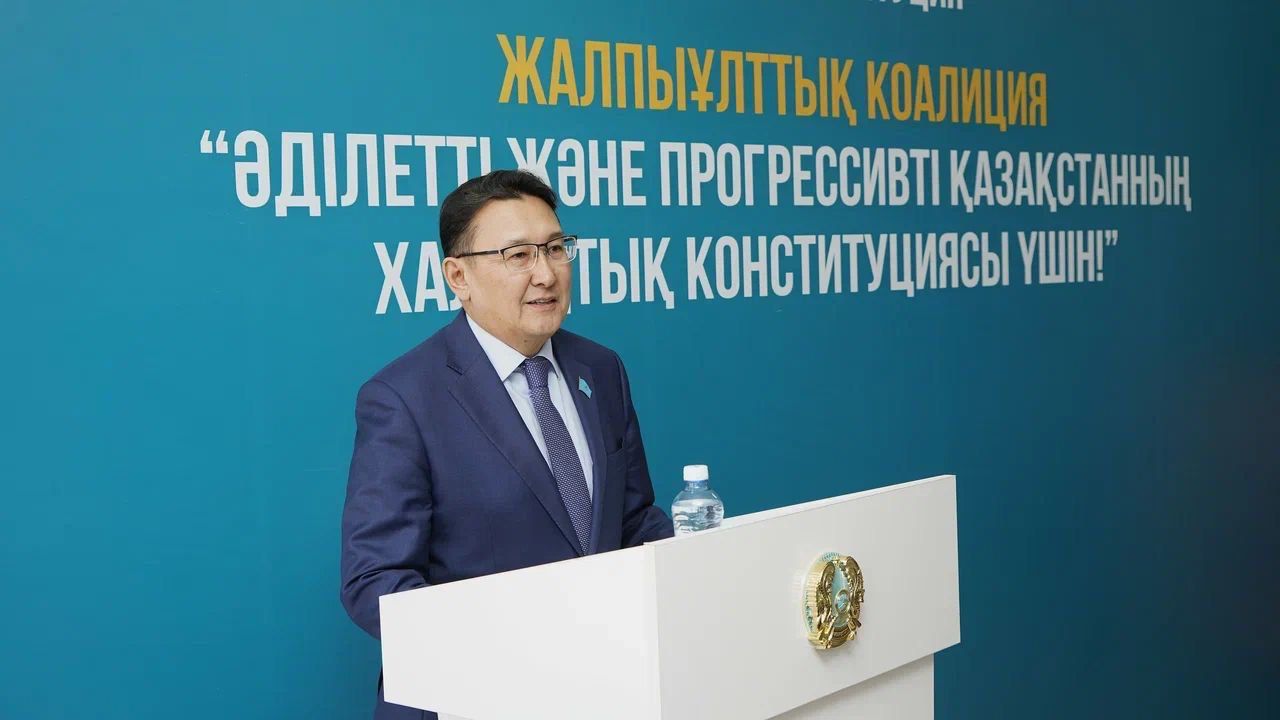 СЕМЕЙДЕ ШЫҒАРМАШЫЛЫҚ САРАЙ ҰЖЫМЫМЕН КОНСТИТУЦИЯ ЖОБАСЫ БОЙЫНША КЕЗДЕСУ ӨТТІ