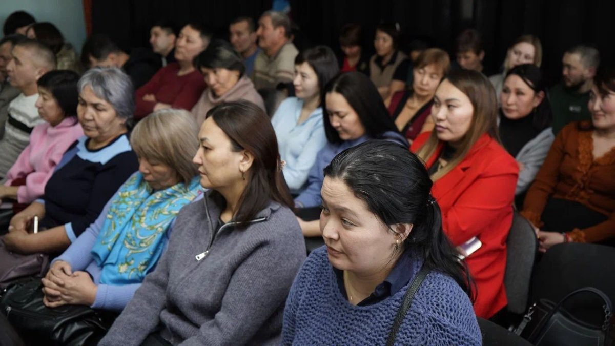 СЕМЕЙДЕ ШЫҒАРМАШЫЛЫҚ САРАЙ ҰЖЫМЫМЕН КОНСТИТУЦИЯ ЖОБАСЫ БОЙЫНША КЕЗДЕСУ ӨТТІ