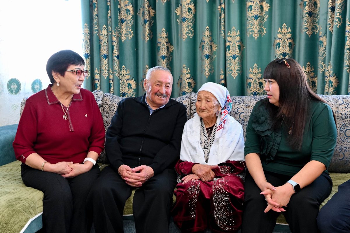 Ғасыр жасаған әжеге құрмет: Абай облысының әкімі 104 жастағы кейуананың үйіне барды