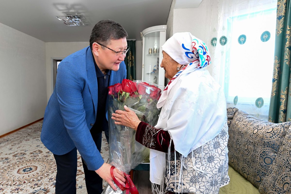 Ғасыр жасаған әжеге құрмет: Абай облысының әкімі 104 жастағы кейуананың үйіне барды