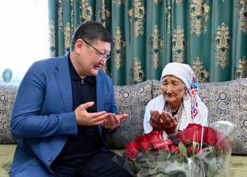 Ғасыр жасаған әжеге құрмет: Абай облысының әкімі 104 жастағы кейуананың үйіне барды