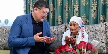 Ғасыр жасаған әжеге құрмет: Абай облысының әкімі 104 жастағы кейуананың үйіне барды