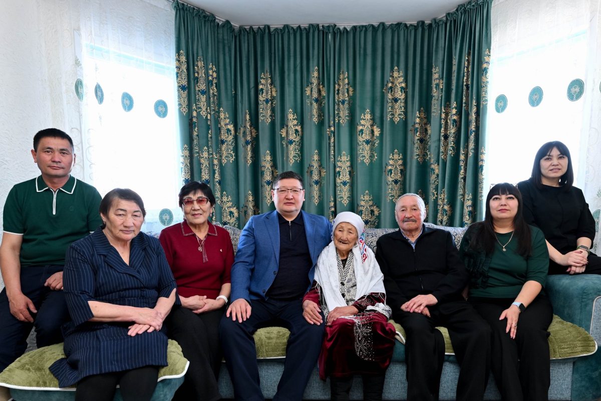 Ғасыр жасаған әжеге құрмет: Абай облысының әкімі 104 жастағы кейуананың үйіне барды
