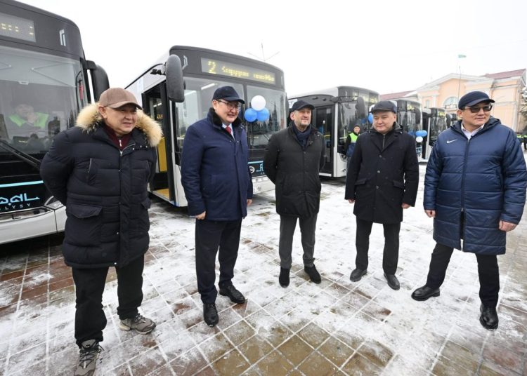 Семейде қоғамдық көлік жаңарып жатыр: қалаға 32 жаңа автобус әкелінді