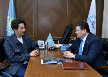 Ақсуатта туған блогер әлемдік марапаттан кейін облыс әкімімен кездесті