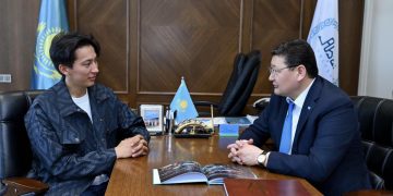 Ақсуатта туған блогер әлемдік марапаттан кейін облыс әкімімен кездесті