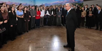 Мемлекет басшысы референдумға белсене қатысқан жастармен әңгімелесті