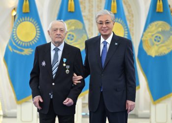 Президент Қасым-Жомарт Тоқаев Ерванд Ильинскийге «Қазақстанның Еңбек Ері» атағын тапсырды