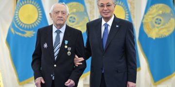 Президент Қасым-Жомарт Тоқаев Ерванд Ильинскийге «Қазақстанның Еңбек Ері» атағын тапсырды