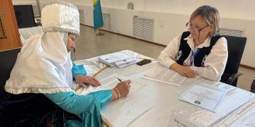 Аягөз қаласында «Айтаңсық» әжелер ансамблінің мүшелері референдумда дауыс берді