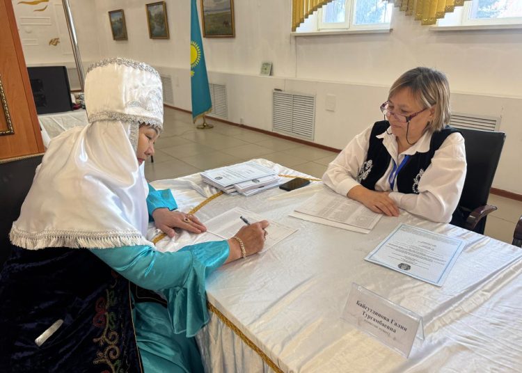 Аягөздегі өнерлі әжелер референдумда белсенділік танытты