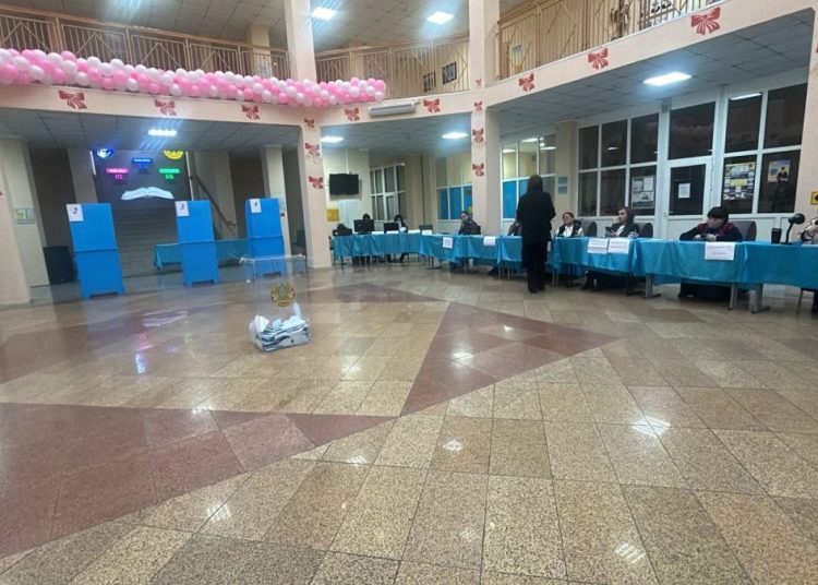 Семейде №64 сайлау учаскесінде дауыс беру қарқынды өтуде