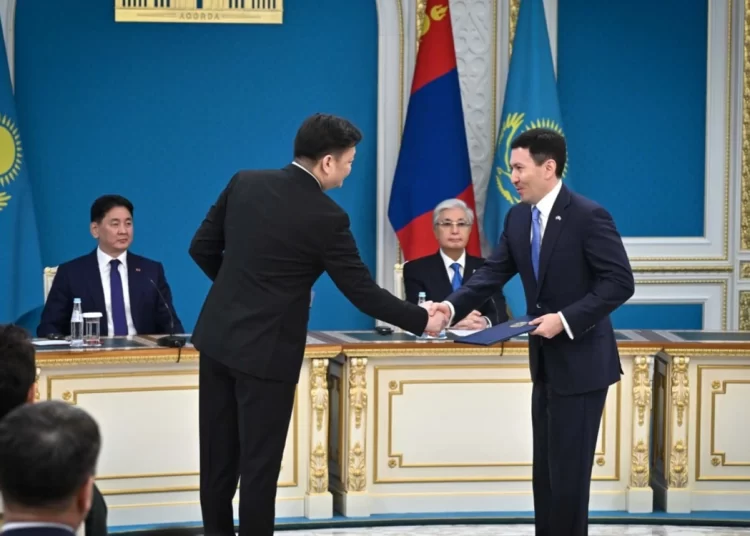 Қазақстан мен Моңғолия 13 құжатқа қол қойды