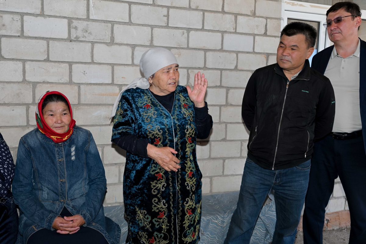 Облыс әкімі шалғайдағы Көксала ауылының тұрғындарымен кездесті