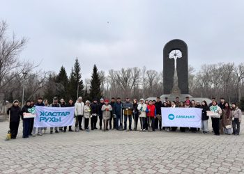 «Таза бейсенбі» акциясы аясында Абай облысында «AMANAT» партиясының мүшелері 2 тоннаға жуық қоқыс шығарды