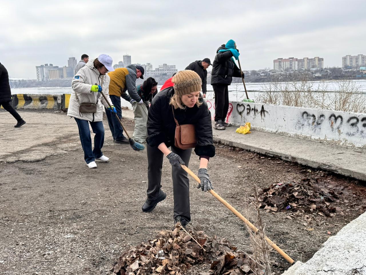 «Таза бейсенбі» акциясы аясында Абай облысында «AMANAT» партиясының мүшелері 2 тоннаға жуық қоқыс шығарды