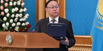 «Халық қаһарманы» Кенжебай Мәденовтің ұлына Алтын жұлдыз бен «Отан» ордені табысталды