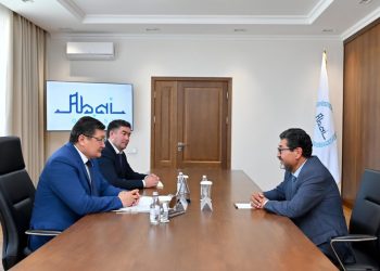 Облыс әкімі белгілі суретші Қоңыртай Мұхамедиевпен кездесті