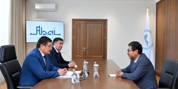 Облыс әкімі белгілі суретші Қоңыртай Мұхамедиевпен кездесті
