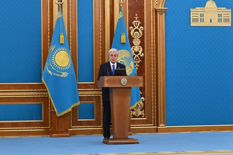 Тоқаев: Қазақстанның айбынды армиясы батыр бабалардың даңқты жолын лайықты жалғастырып келеді