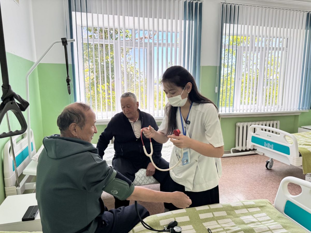 АҚ ХАЛАТҚА АРТЫЛҒАН АМАНАТ: «AMANAT» ПАРТИЯСЫНЫҢ ҚОЛДАУЫМЕН ҚАРАУЫЛ АУЫЛЫНДА МЕДИЦИНА САЛАСЫНДАҒЫ КАДР МӘСЕЛЕСІ ШЕШІМІН ТАБУДА