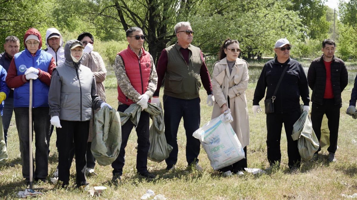 «Таза қала – таза орта»: Семейдегі Водный кентінде тазалық акциясы өтті