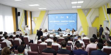 «Әке өнегесі – өмірлік сабақ»: Абай облысында жас ұрпақ тәрбиесіндегі әкенің рөлі талқыланды