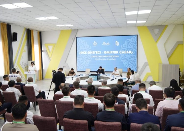 «Әке өнегесі – өмірлік сабақ»: Абай облысында жас ұрпақ тәрбиесіндегі әкенің рөлі талқыланды