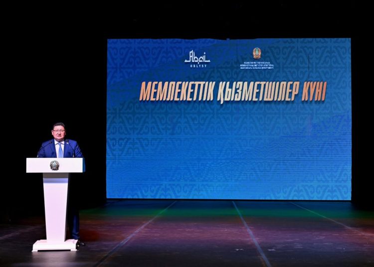Мемлекеттік қызметшілер мерекесіне орай үздіктер марапатталды