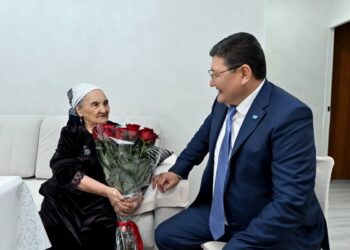 Облыс әкімі қос мереке қарсаңында ардагерлердің шаңырағына барды