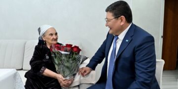 Облыс әкімі қос мереке қарсаңында ардагерлердің шаңырағына барды